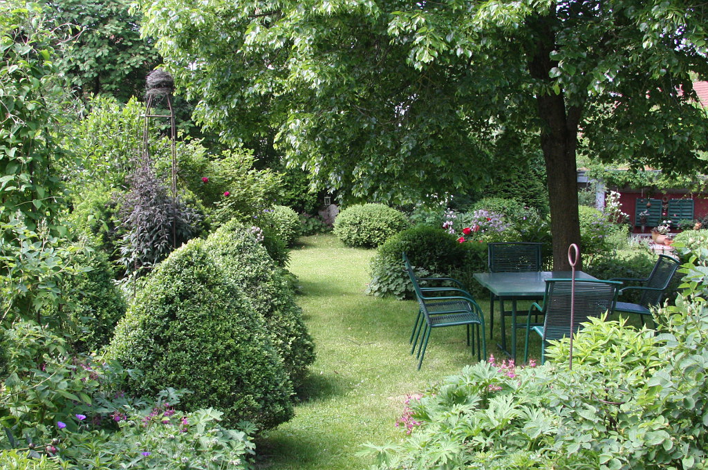 Garten von Veronika Pitschmann mit Essplatz unter der Linde